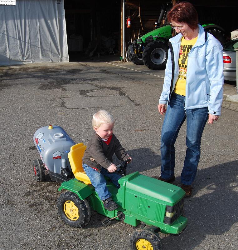 090203-006 Baby tractor driving I.jpg